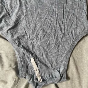 GRAY LULU CROP TOP HIGH NECK SIZ SIX